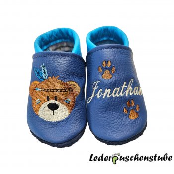Lederpuschen jeansblau-lichtblau; rechts IndiBär braun-creme Federn lichtblau-hellblau; links Namen creme und 2 Tatzen braun